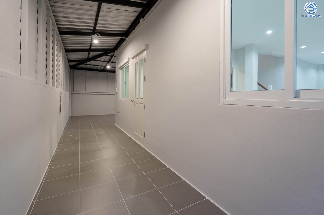 บ้านมือสองตกแต่งใหม่ โครงการ มณีรินทร์พาร์ค รัตนาธิเบศร์-ท่าอิฐ แบรนด์ Property Perfect เนื้อที่ 50 ตร.ว. ฟังก์ชัน 3 ห้องนอน 3 ห้องน้ำ จอดรถได้ 2 คัน บนทำเลศักยภาพ เชื่อมต่อทั้ง ถนนรัตนาธิเบศร์ และถนนราชพฤกษ์ ใจกลาง 2 เซ็นทรัลฯ ใกล้ทางด่วน "งามวงศ์วาน" และรถไฟฟ้า "สถานีบางรักน้อยท่าอิฐ"